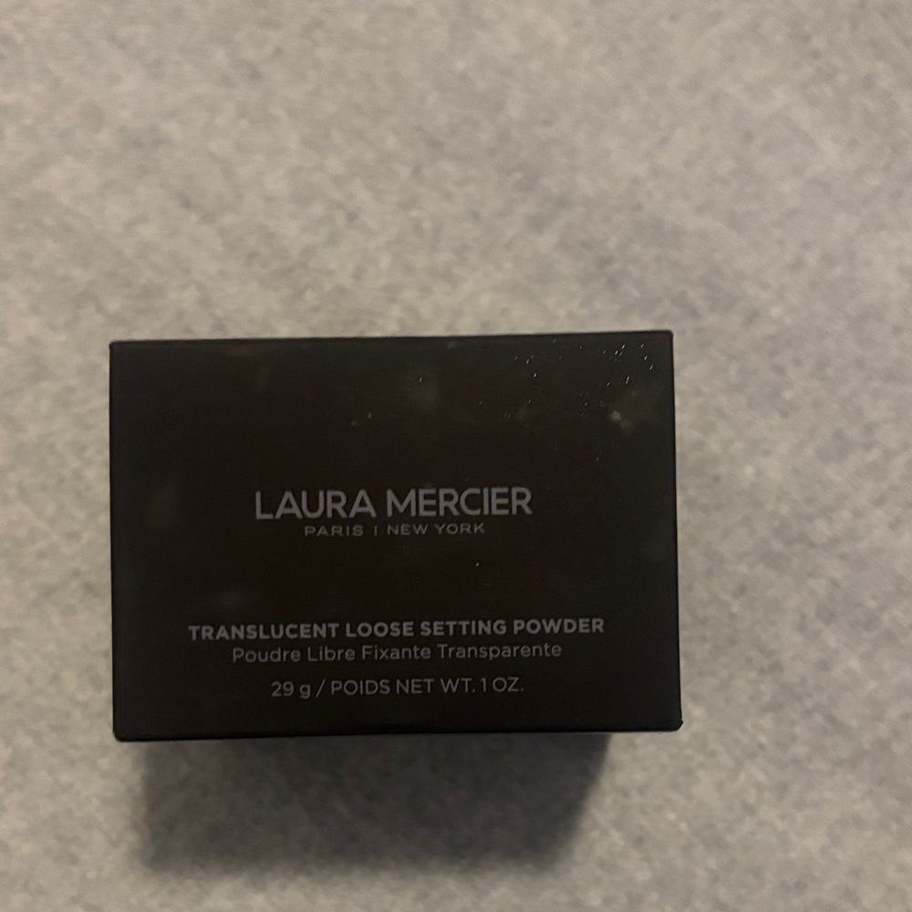 Laura Mercier Translucent Loose Setting Powder.